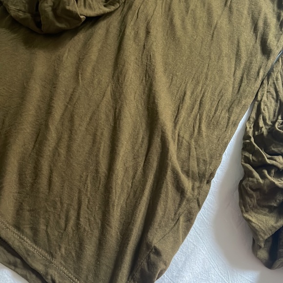 H&M army green 3/4 sleeve tee - Picture 2 of 5